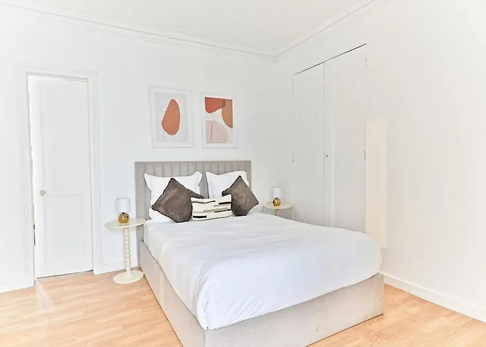 Charming Very Spacious Apartment, 9ème * Paris