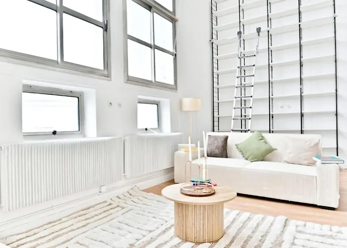 Appartement Charming Very Spacious Apartment, 9ème *