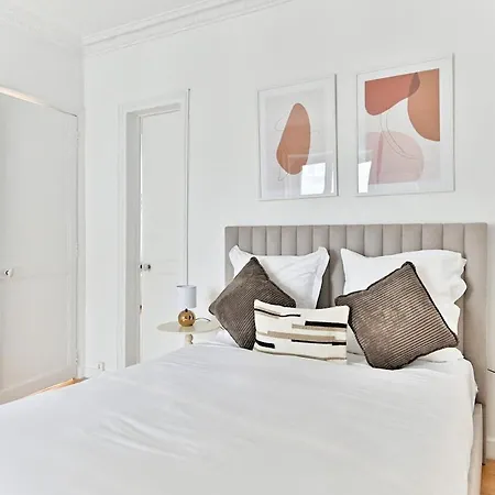 Charming Very Spacious Apartment, 9eme * Párizs