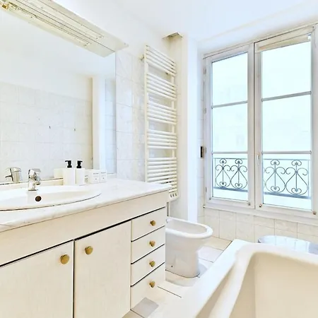 Charming Very Spacious Apartment, 9eme * Párizs