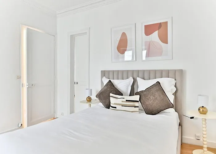Charming Very Spacious Apartment, 9eme * Parijs
