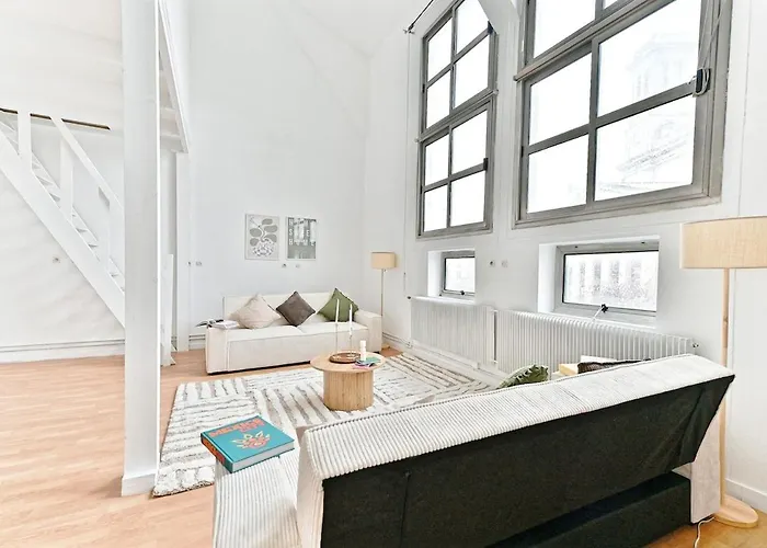 Charming Very Spacious Apartment, 9eme * Parijs