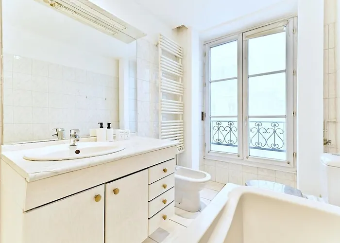 Charming Very Spacious Apartment, 9eme * Parijs