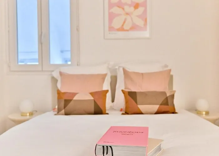 Charming Very Spacious Apartment, 9eme Appartement Parijs