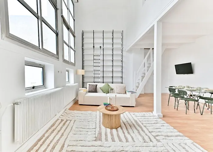 Appartement Charming Very Spacious Apartment, 9eme Parijs