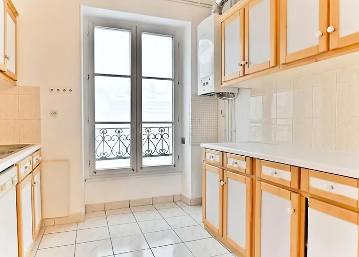 Appartement Charming Very Spacious Apartment, 9eme Parijs