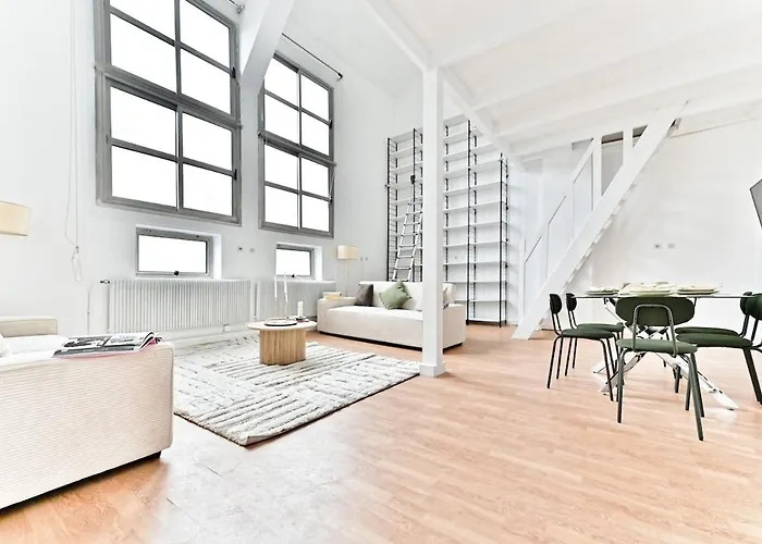 Charming Very Spacious Apartment, 9eme Parijs