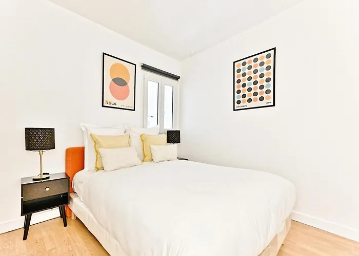 Charming Very Spacious Apartment, 9eme * Parijs