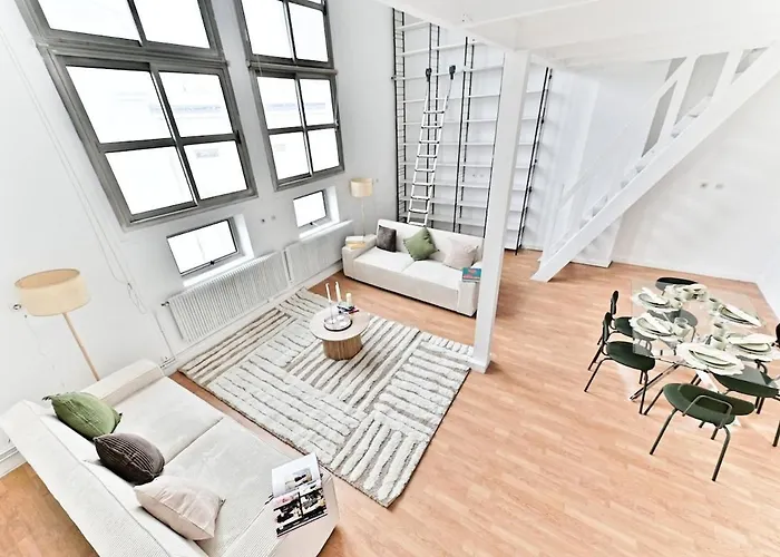 Charming Very Spacious Apartment, 9eme Parijs