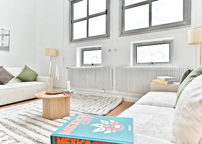 Charming Very Spacious Apartment, 9eme * Parijs