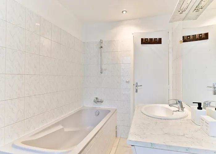 Appartement Charming Very Spacious Apartment, 9eme *