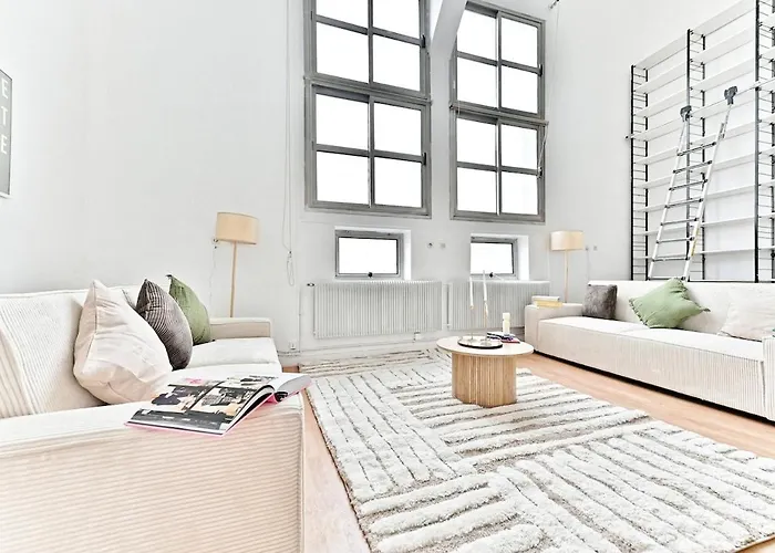 Charming Very Spacious Apartment, 9eme * Parijs