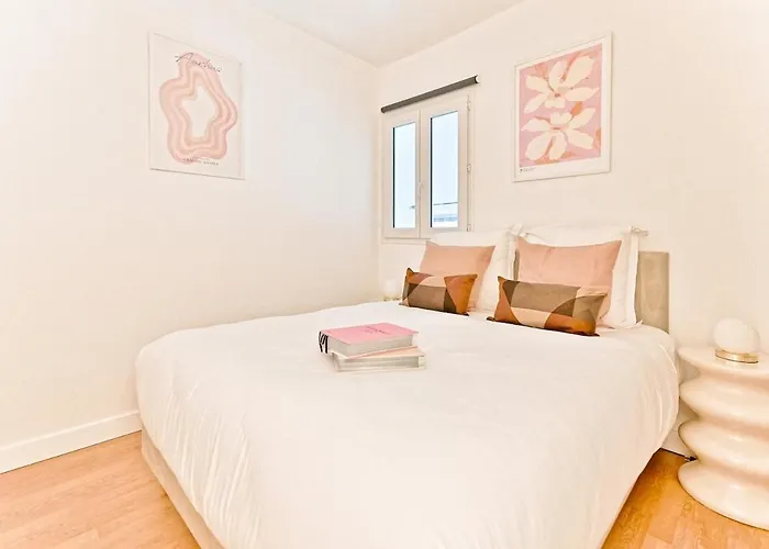 Charming Very Spacious Apartment, 9eme Appartement Parijs