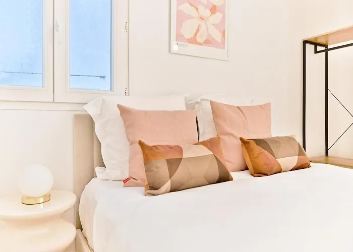 Charming Very Spacious Apartment, 9eme Parijs
