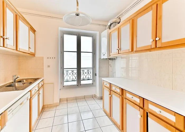 Appartement Charming Very Spacious Apartment, 9eme *