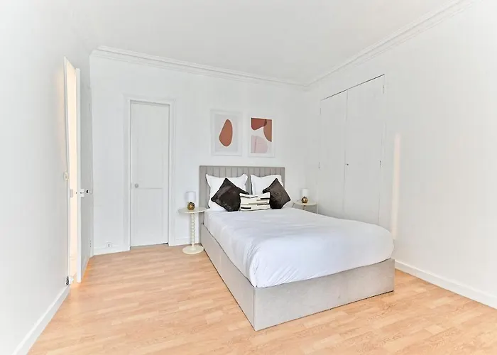 Appartement Charming Very Spacious Apartment, 9eme *