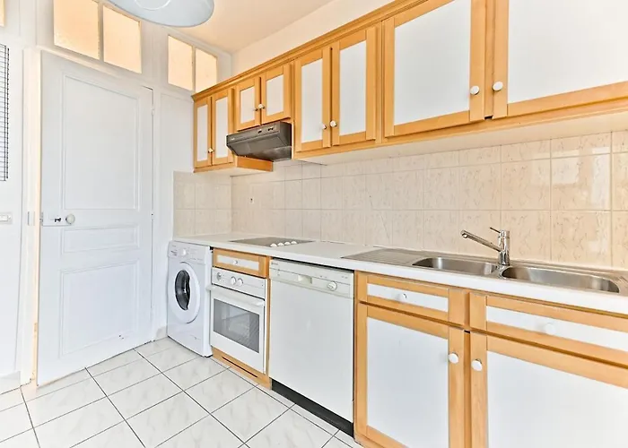 Appartement Charming Very Spacious Apartment, 9eme Parijs