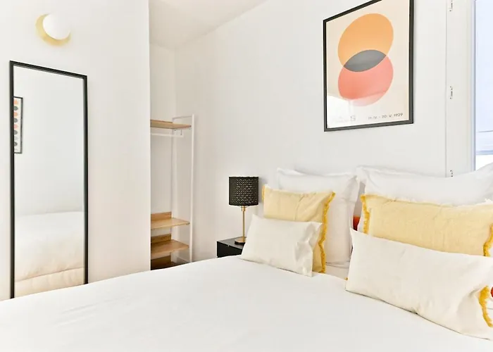 Charming Very Spacious Apartment, 9eme * Parijs