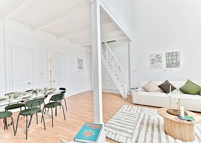 Charming Very Spacious Apartment, 9eme Appartement Parijs