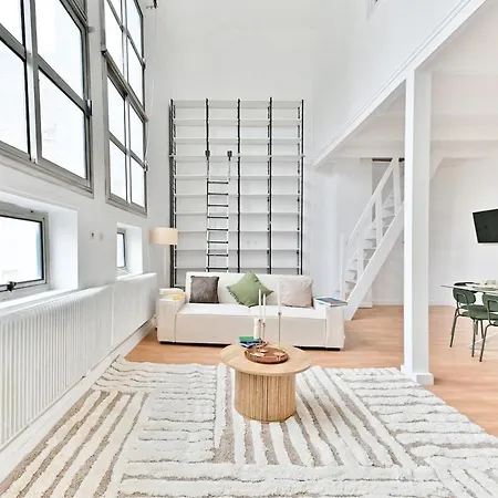 Apartament Charming Very Spacious Apartment, 9eme Paryż