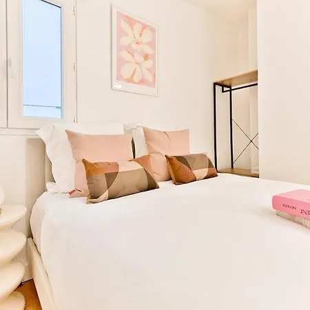 Charming Very Spacious Apartment, 9eme Paryż