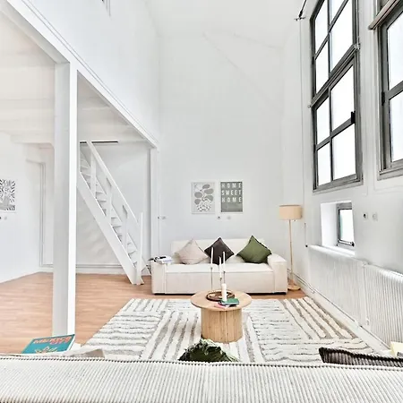 Apartament Charming Very Spacious Apartment, 9eme Paryż